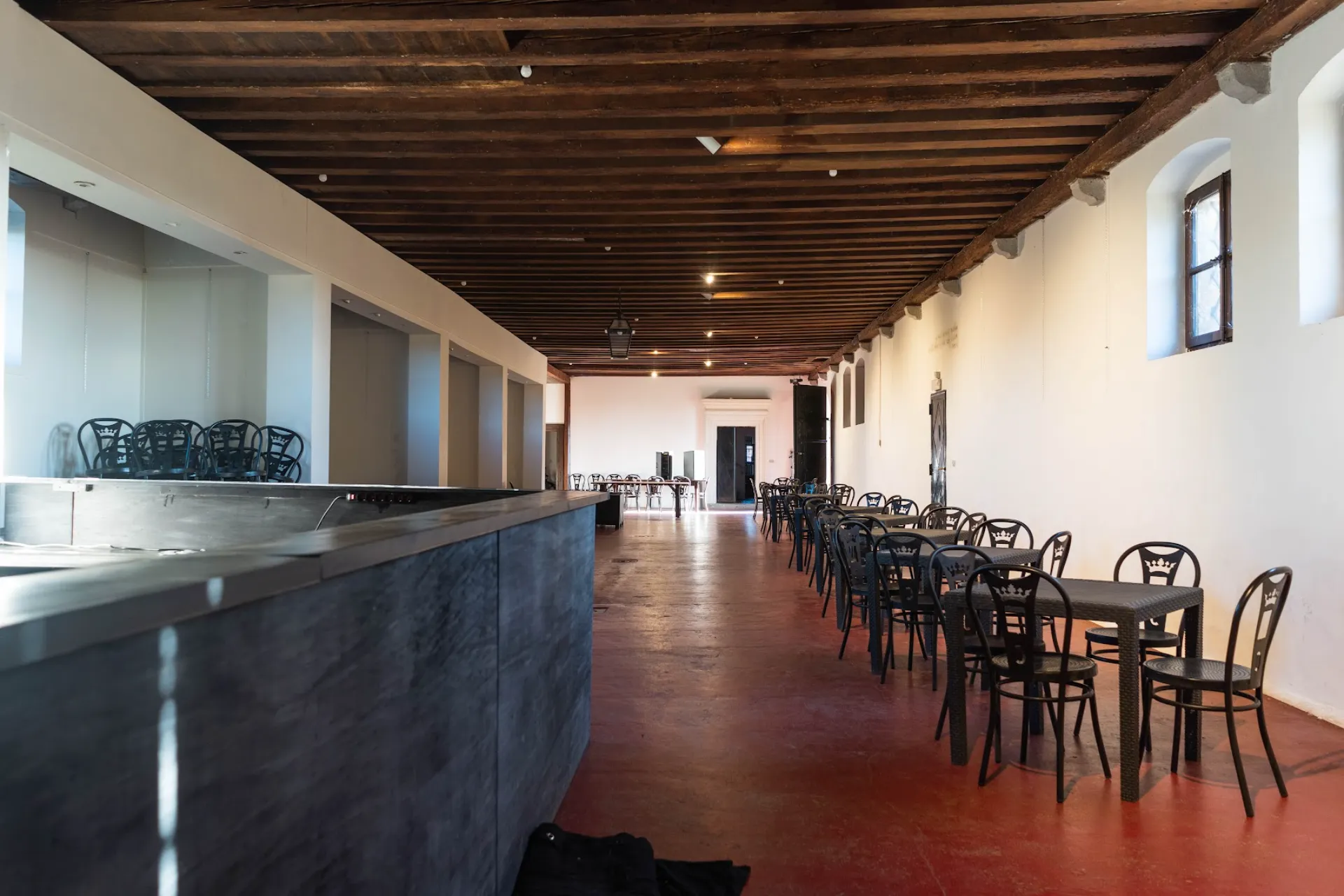 Large event hall with exposed beams and bar counter - Villa Ottelio de Carvalho